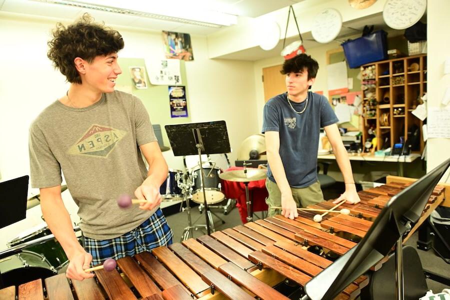 菲尔德斯顿学校高年级学生在打击乐课上玩木琴